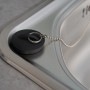 Detailaufnahme: Respekta Einbauspüle Dallas Edelstahl mit schwarzem Stöpsel und Kette.