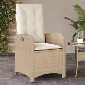 Verstellbarer, beiger Gartensessel aus Rattan mit cremeweißen Kissen. Bequemer Gartenstuhl für Terrasse und Garten.