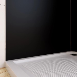 Aurlane Design-Duschwand in Satin Schwarz, 90x210x0,3 cm, montiert in Dusche mit weißer Duschwanne.