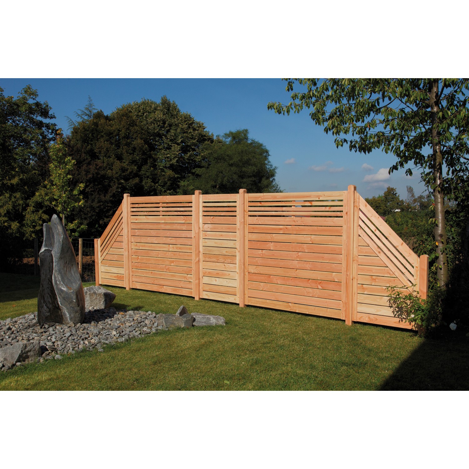 Sichtschutzzaun Neo aus Douglasie, 180x90 cm, im Garten aufgebaut.