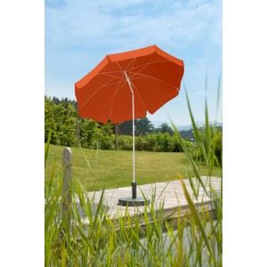 Terracottafarbener Schneider Balkonschirm Ibiza Ø 200 cm mit Knickfunktion auf Terrasse.
