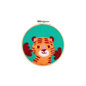 Buntes Punch Needle Tiger Stickbild im Holzring. Kreatives Stanznadel Set für Kinder mit 3D-Effekt.