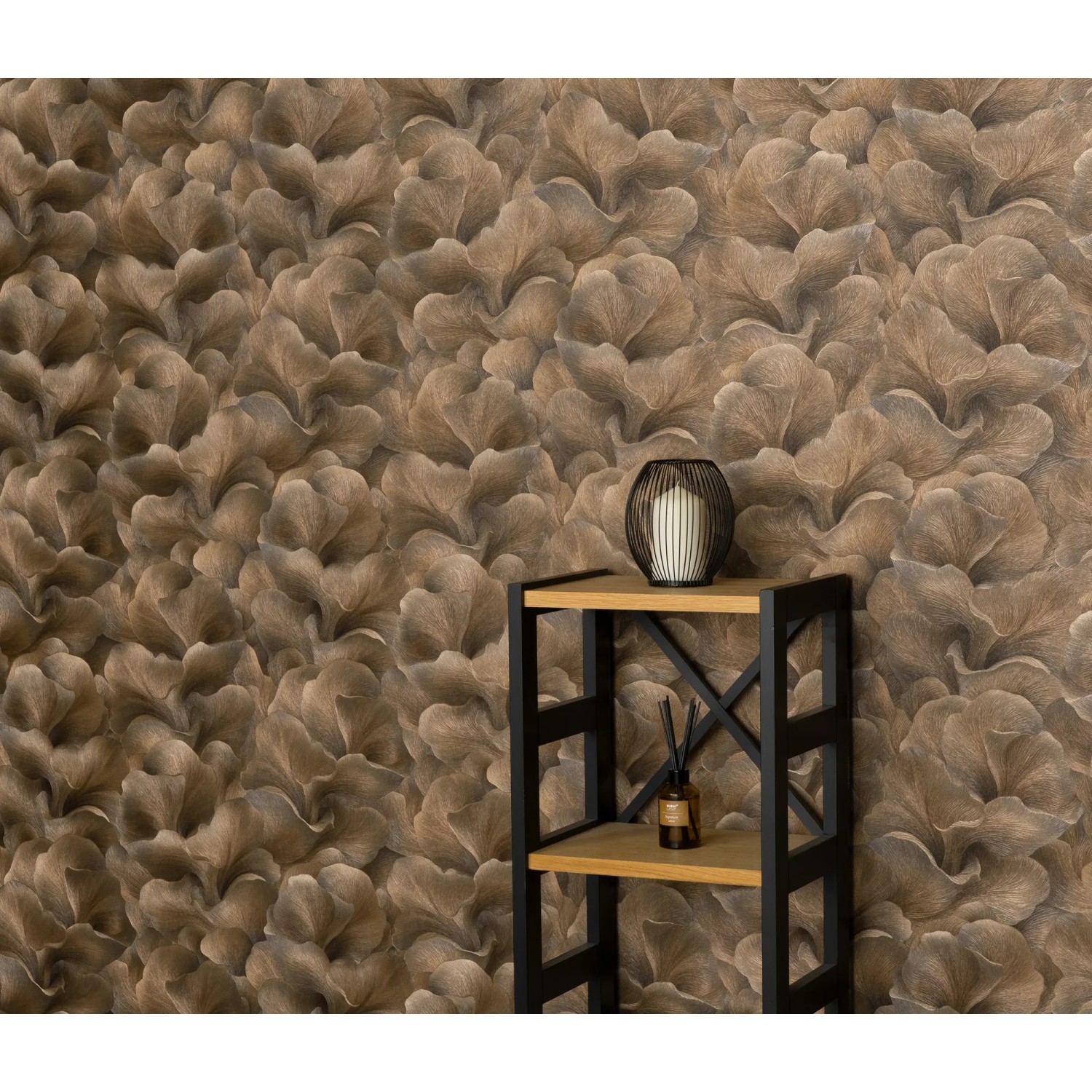 Erismann Vliestapete Fashion for Walls Floral Glow Braun mit floralem Muster und Glanzeffekt.