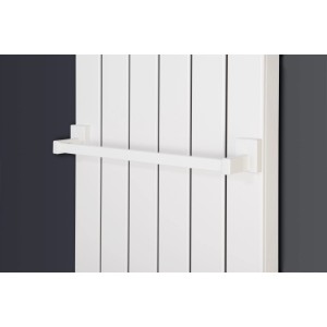 Weißer Ximax Handtuchhalter (500 mm) mit magnetischer Befestigung am Heizkörper.