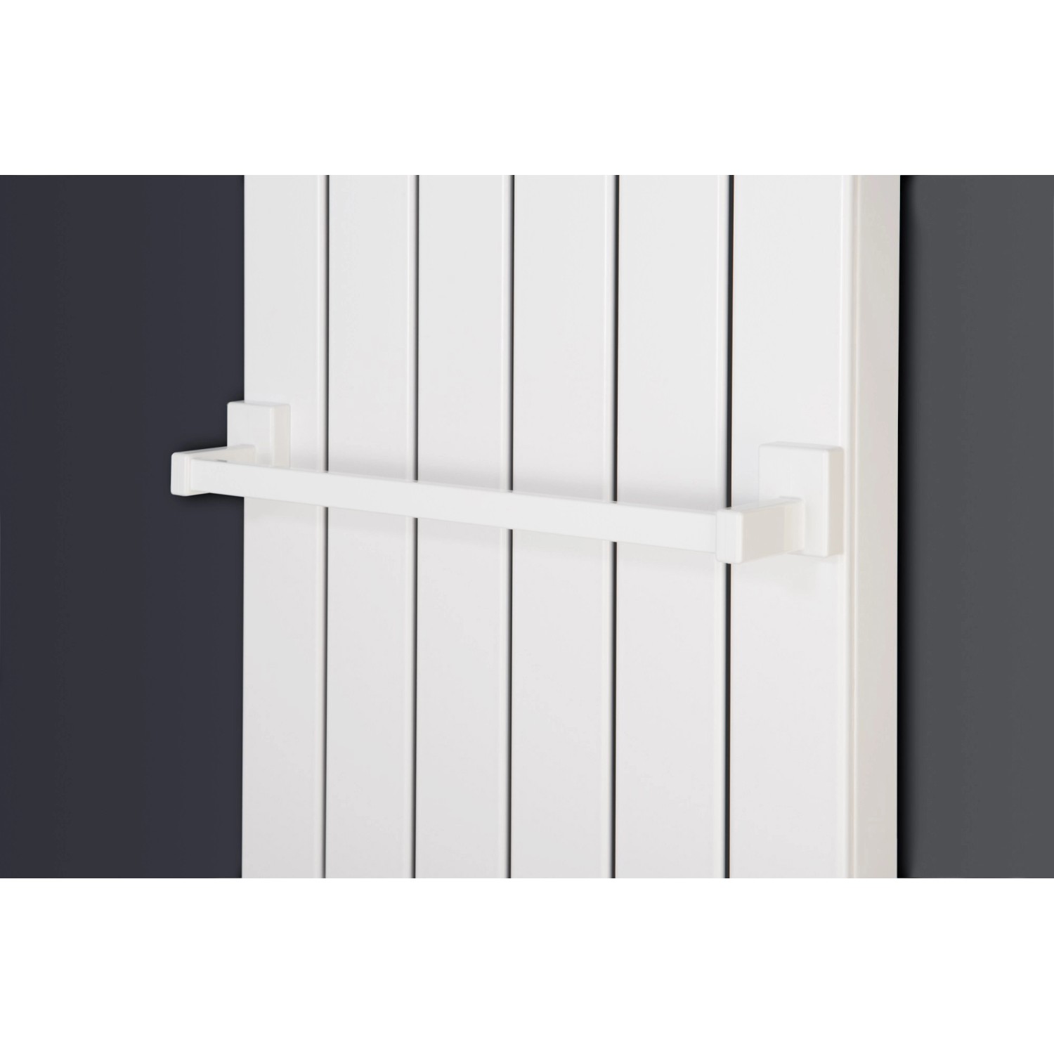 Weißer Ximax Handtuchhalter (500 mm) mit magnetischer Befestigung am Heizkörper.