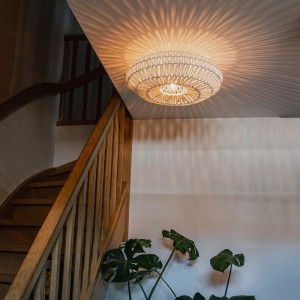 Weiße QAZQA Deckenleuchte Lina aus Seil, rund, im Retro-Stil. Lichteffekte an der Decke.