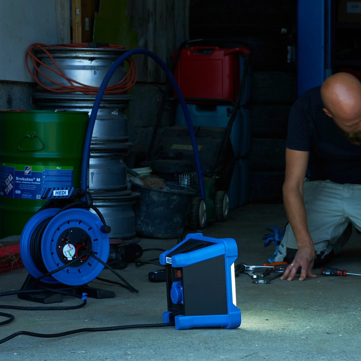 Blaue HEDI Kabeltrommel Generation 7 Companion K7A40NTF 40 m mit Arbeitsleuchte im Einsatz.