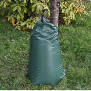 Floraworld Baum-Bewässerungssack (75 l) in Grün am Baumstamm im Garten.