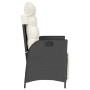 Verstellbarer vidaXL Gartensessel mit Fußteil, schwarzes Poly Rattan mit cremeweißen Kissen.