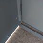 Detailaufnahme der Westmann Mülltonnenbox Moderna, anthrazitfarbener Stahlkorpus, Innenansicht.