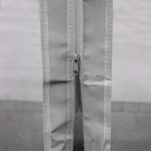 Detailaufnahme: Graue MCW Pergola Calpe Seitenwand mit Moskitonetz und Reißverschluss.