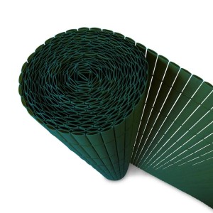 Gerollter, grüner KARAT PVC Sichtschutzzaun (150x300cm) für Garten & Balkon. Blickdicht.