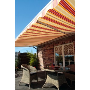 Halbkassettenmarkise Sky Fix, 350x250 cm, orange-rot gestreift, montiert über einer Terrasse mit Sitzgruppe.