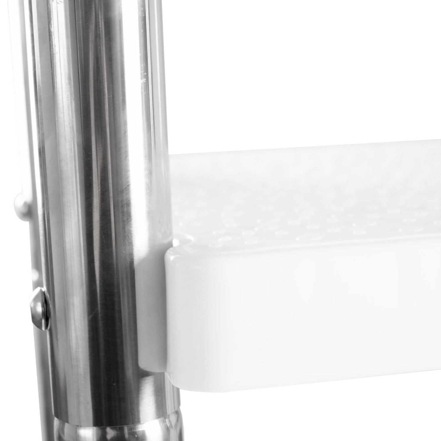 Detailaufnahme: Edelstahl Poolleiter mit weißer Kunststoffstufe für teilversenktes Becken.