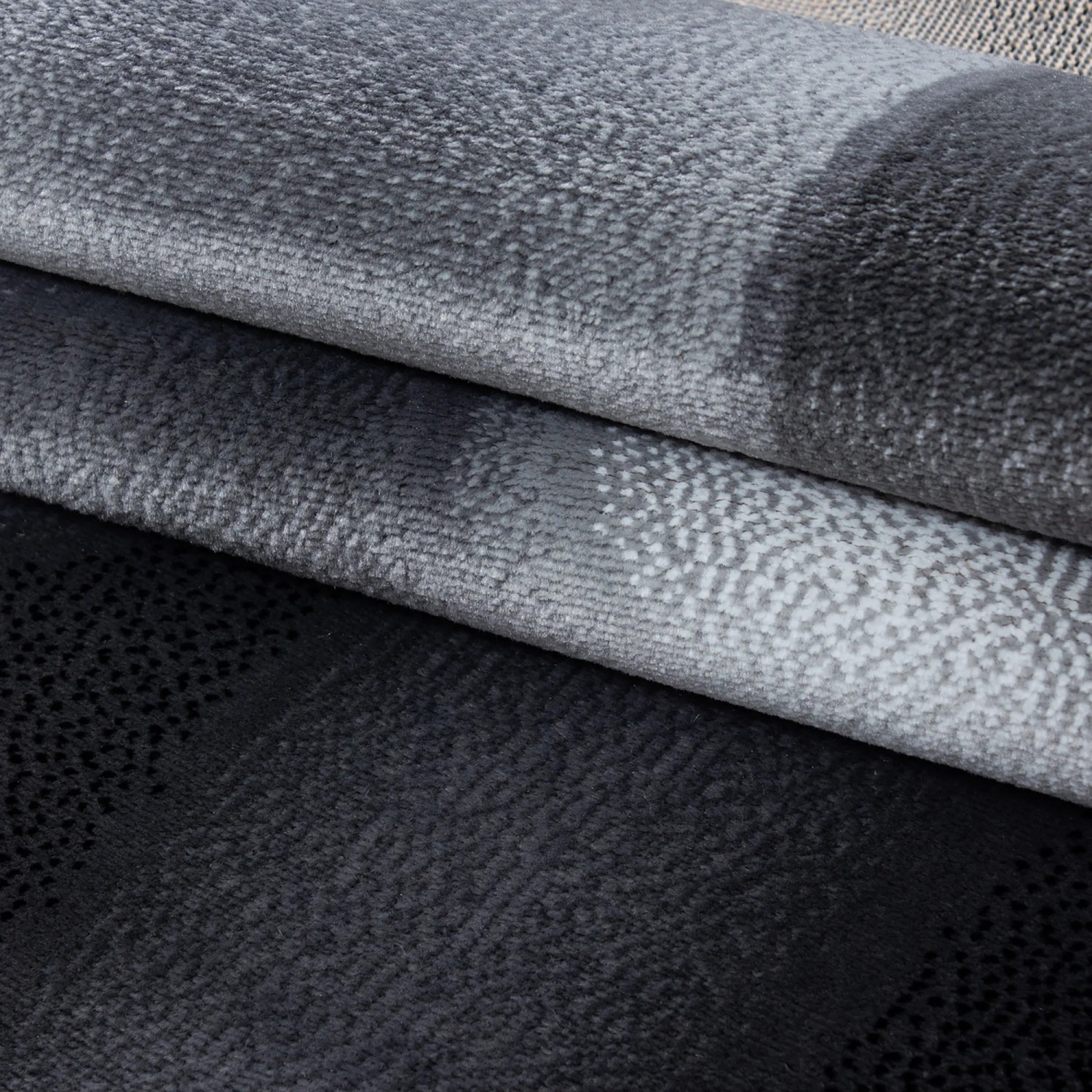 Detailansicht: Ayyildiz Kurzflorteppich Plus 8008, schwarz, 80x150 cm. Muster und Textur des Teppichs.