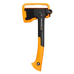 Fiskars X-series Universalaxt X14, 35,5 cm, mit orangefarbenem Griff und schwarzem Axtkopf.