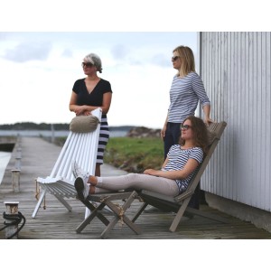 Szene mit Jardinion Gartenmöbeln: Liegen und klappbarer Beistelltisch aus Kiefernholz in Schwarz.