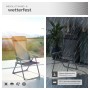 Anthrazitfarbener Aluminium Gartenstuhl, klappbar, wetterfest. Hohe Rückenlehne, gezeigt bei Sonne und Regen auf Terrasse.