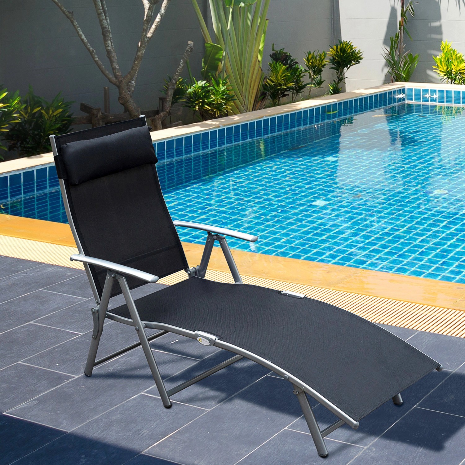 Schwarze Outsunny Sonnenliege mit Kissen, verstellbar und klappbar, ideal für Garten und Pool.
