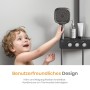 Kind unter Regendusche des Emke Duschsystems mit Thermostat in Anthrazit Matt.