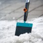 Gardena combisystem Stoßscharre 15 cm im Einsatz zum Entfernen von Eis und Schnee.