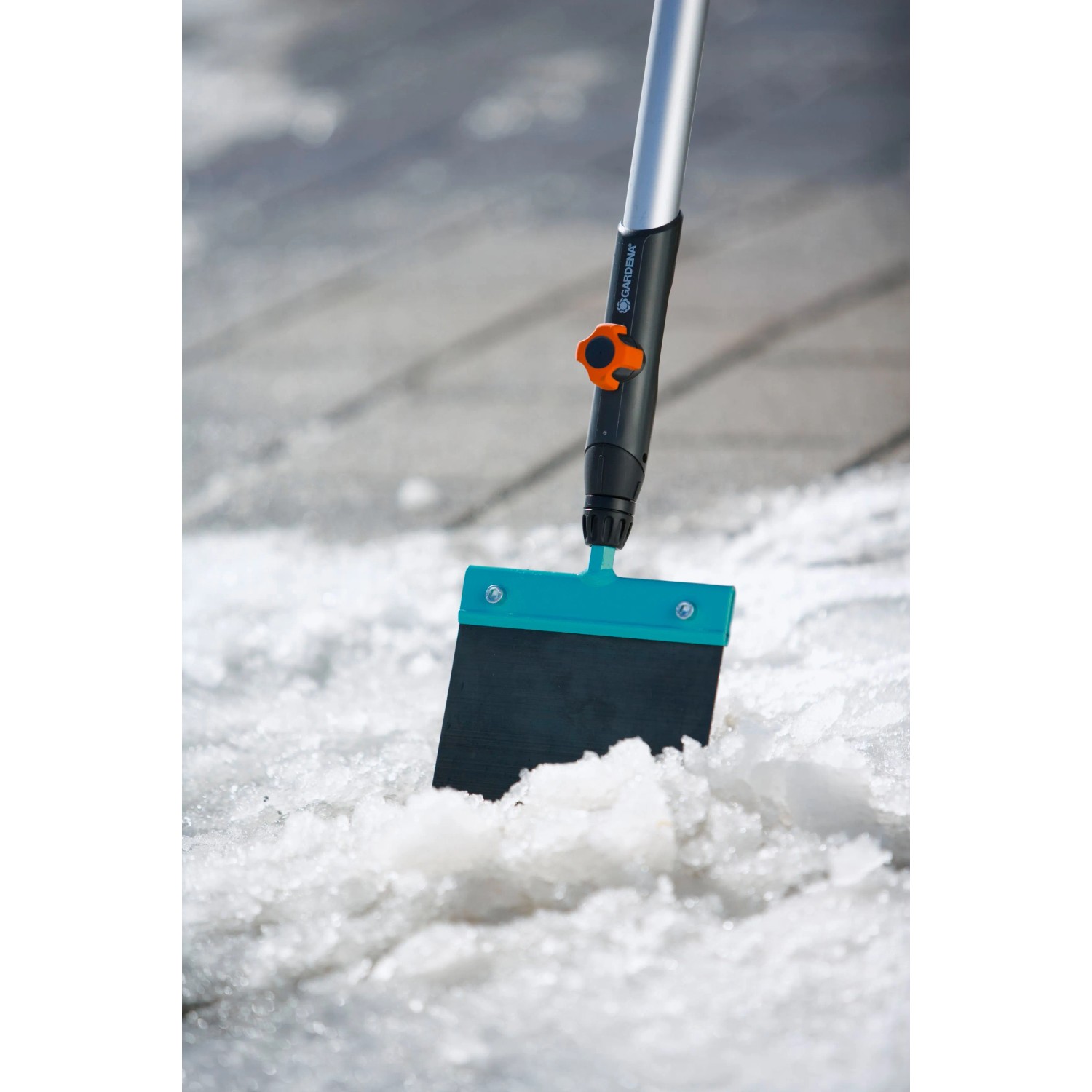Gardena combisystem Stoßscharre 15 cm im Einsatz zum Entfernen von Eis und Schnee.