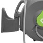 Geka Schlauchbox K25 Grau, automatische Wand-Schlauchbox mit grauem Schlauch und grünen Akzenten.