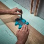 Wolfcraft Einpass-Set für Laminat und Designboden im Einsatz: Anzeichnen einer Laminatdiele mit Stift.