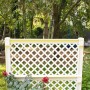 Weißer KHW Pflanzkasten mit Spalier (2-teilig) im Garten, ideal für Kübel- und Rankpflanzen.
