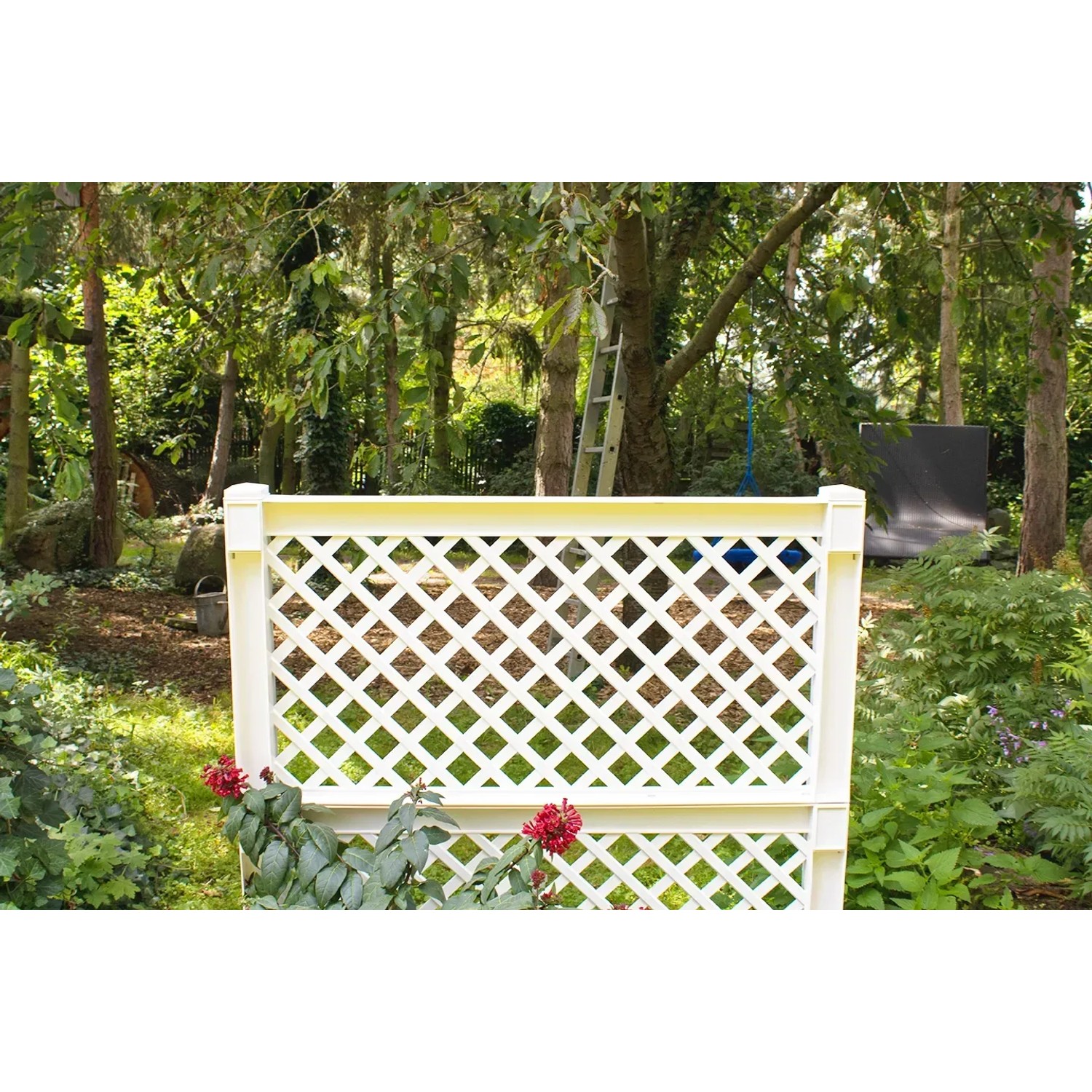 Weißer KHW Pflanzkasten mit Spalier (2-teilig) im Garten, ideal für Kübel- und Rankpflanzen.