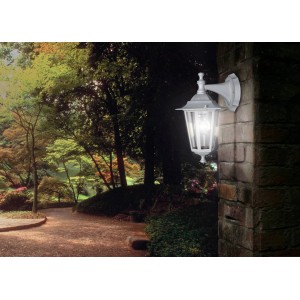 Weiße Eglo Außenwandleuchte Laterna 5 im klassischen Laternen-Design an einer Backsteinmauer.