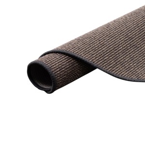 Aufgerollter, runder Sisal Teppich „Stone Mix“ (133x133cm) von Snapstyle. Naturfaser-Teppich mit dunkler Umrandung.