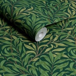 Grüne William Morris Vliestapete Willow Bough mit Blätter-Motiv, Rolle teilweise aufgerollt.
