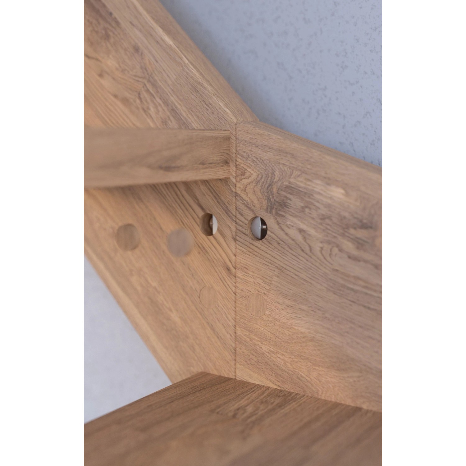 Detailansicht: StarWood Treppe Rhodos Eiche, gewendelt, mit Holz-Edelstahl-Geländer.