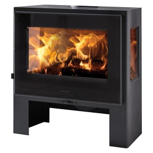 Schwarzer Panadero Kaminofen Toscane 3V aus Stahl mit brennendem Holz im Feuerraum.