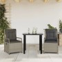 3-teilige Garten Essgruppe hellgrau mit Polyrattan Stühlen und schwarzem Tisch mit Glasplatte.