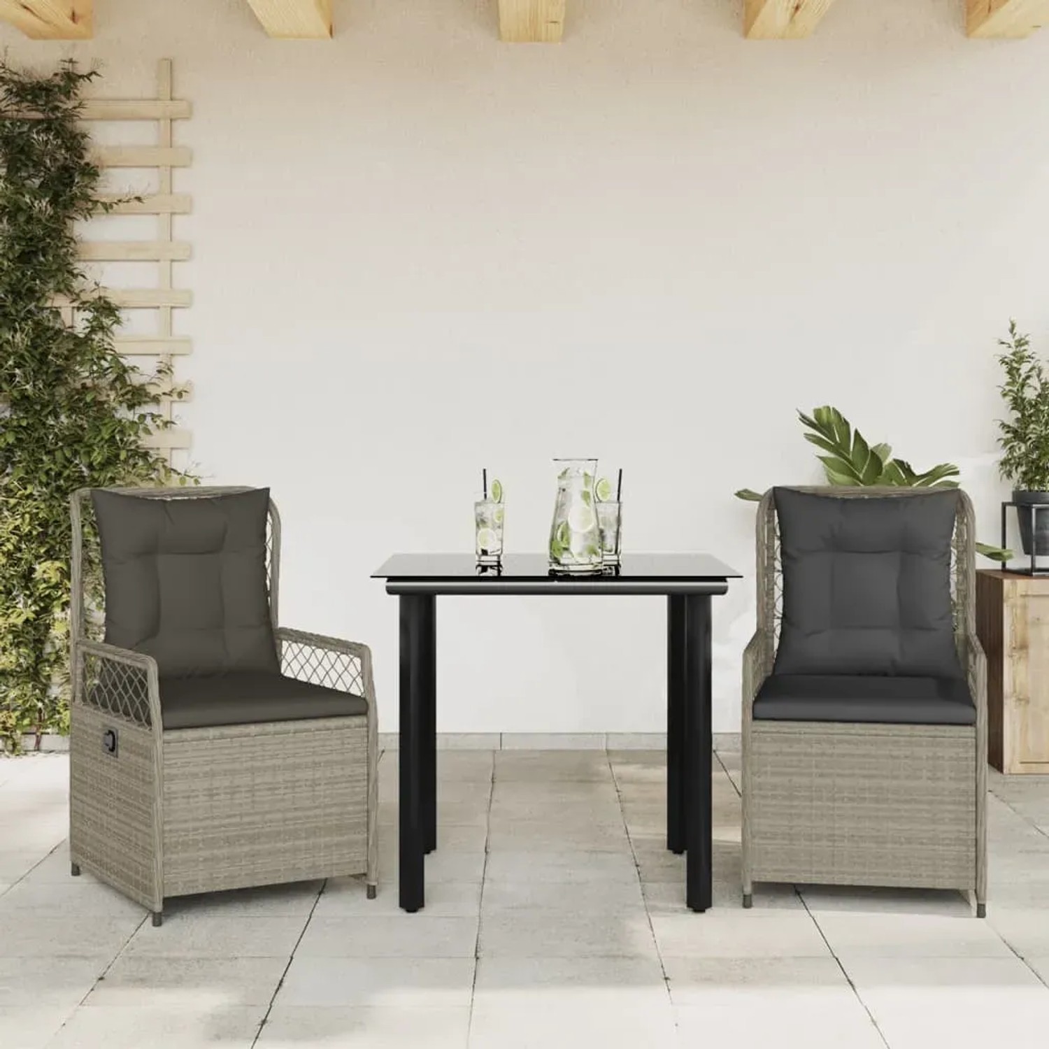 3-teilige Garten Essgruppe hellgrau mit Polyrattan Stühlen und schwarzem Tisch mit Glasplatte.