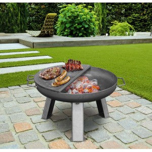 Buschbeck Guss-Grillrost für Feuerschale Ø 55 cm mit Grillgut über glühenden Kohlen.