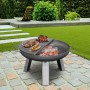 Buschbeck Guss-Grillrost für Feuerschale Ø 55 cm mit Grillgut über glühenden Kohlen.