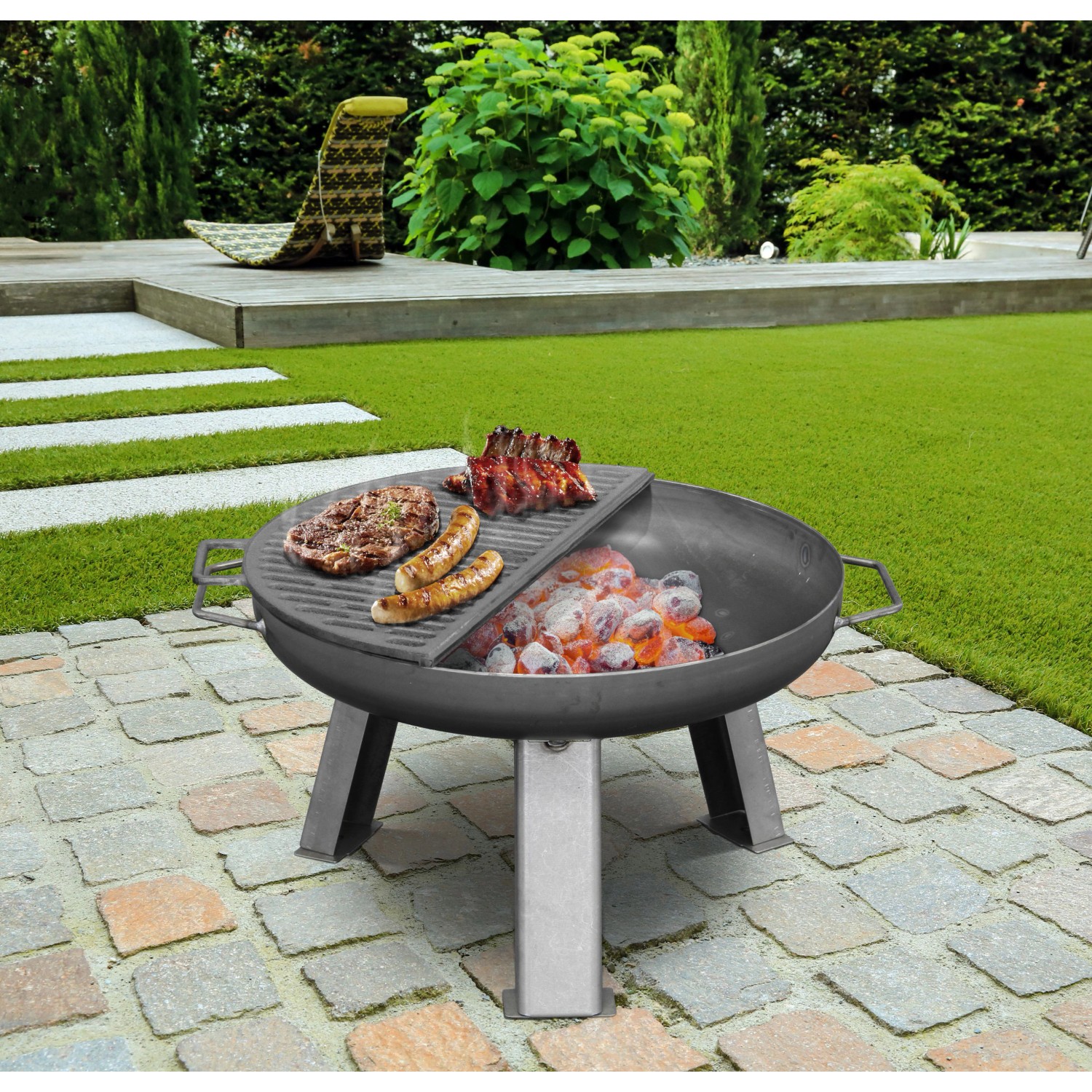 Buschbeck Guss-Grillrost für Feuerschale Ø 55 cm mit Grillgut über glühenden Kohlen.