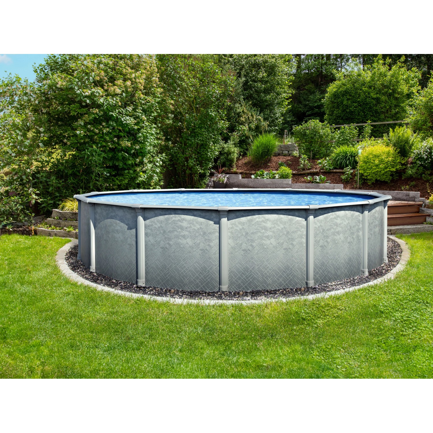 Steinbach Stahlwandpool-Set Grande (Ø 549 cm) im Garten, gefüllt mit Wasser.