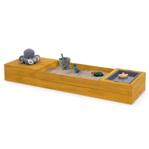 Ockerfarbener MUDDY BUDDY Sandkasten Space Saver mit Spielzeug und Wasserwanne.