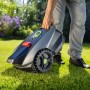 LUX-TOOLS Mähroboter Oryx 300 Vision wird getragen. Intelligente Rasenpflege für bis zu 300 m².
