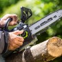 Hände sägen mit LUX-TOOLS 20V Akku-Kettensäge einen Holzstamm. Kabellose Kettensäge für effiziente Gartenarbeit.