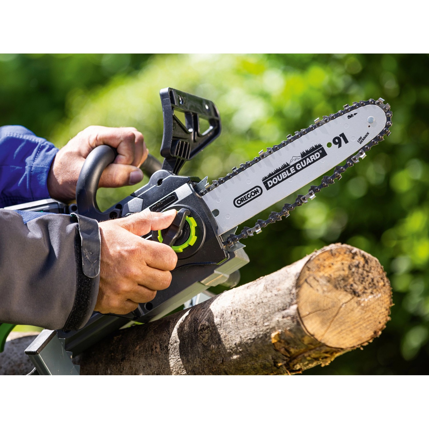 Hände sägen mit LUX-TOOLS 20V Akku-Kettensäge einen Holzstamm. Kabellose Kettensäge für effiziente Gartenarbeit.