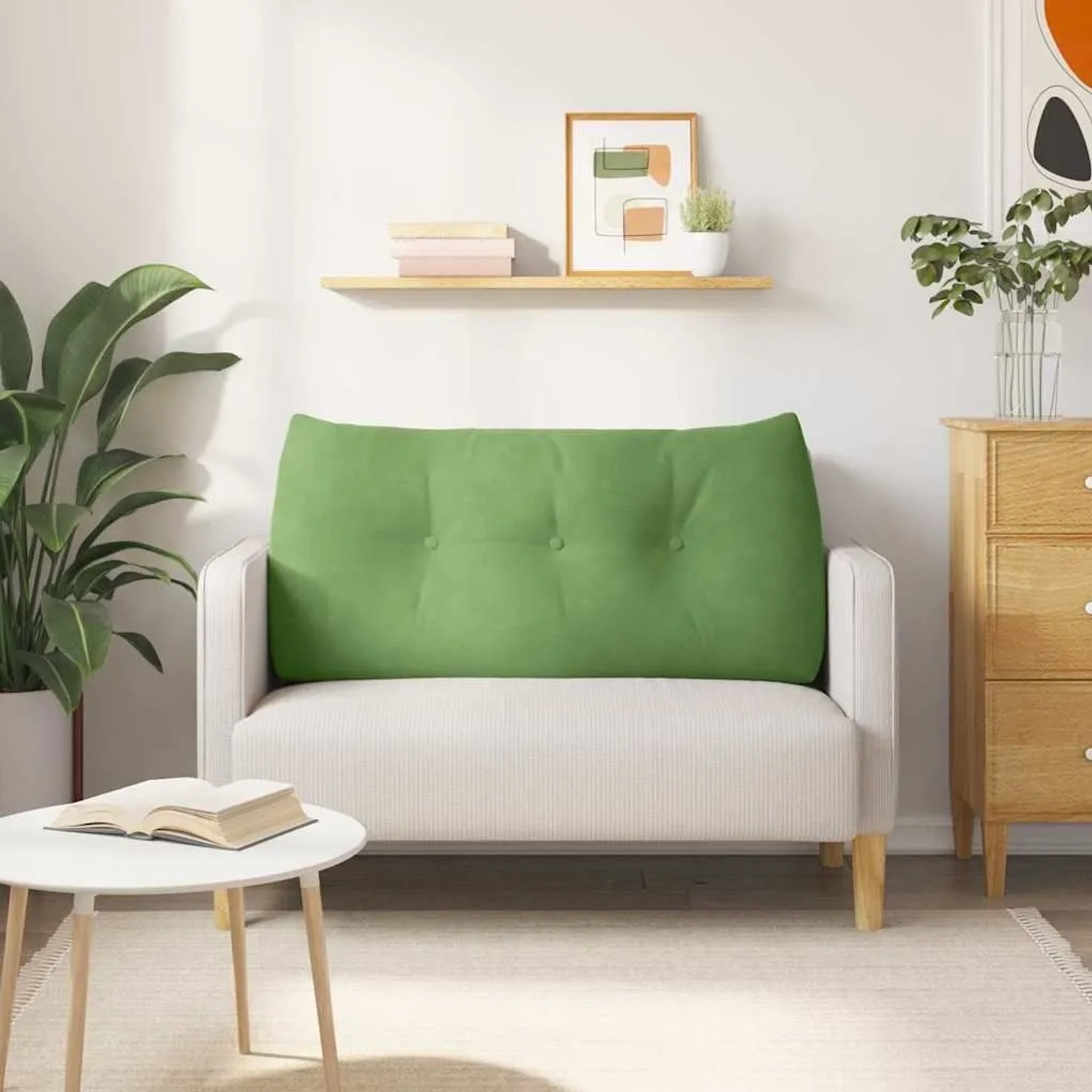 Hellgrünes Samt-Rückenkissen mit Knopfheftung auf einem Sofa. Bietet Komfort und Unterstützung im Wohnzimmer.