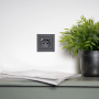 Schwarzer ProCharge Steckdoseneinsatz mit USB-A und USB-C Anschluss.