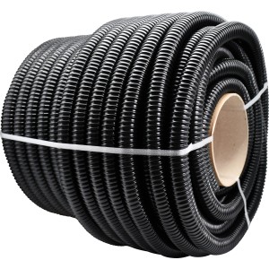 Aufgerollter, schwarzer Fitt Teichschlauch, Ø 25 mm, für Gartenteiche.