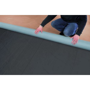 Karibu Dachfolie, selbstklebend, 5 m², anthrazit, für Gartenhaus-Dächer. Rolle wird ausgerollt.