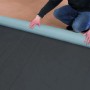 Karibu Dachfolie, selbstklebend, 5 m², anthrazit, für Gartenhaus-Dächer. Rolle wird ausgerollt.